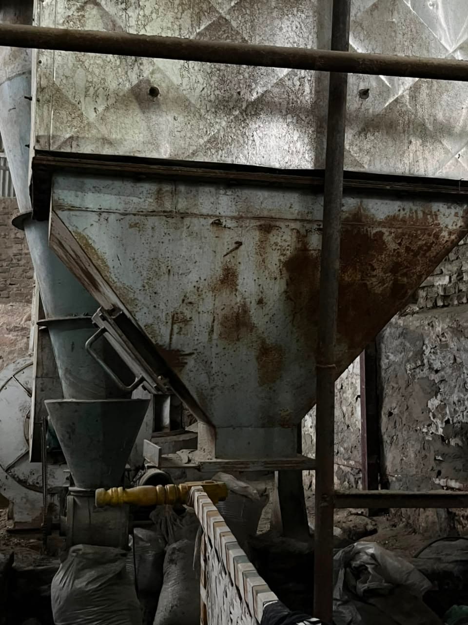 Grain hopper funnel, interior